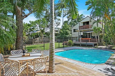 Lakeside Beach House - Hostie Properties - Sunshine Coast Tourism 0