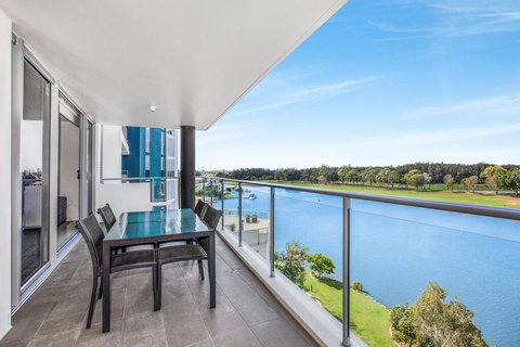 Lakeside Family Oasis With Pool, Gym And Balcony - Holiday Sunshine Coast 3