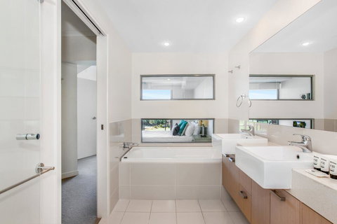 Lakeside Family Oasis With Pool, Gym And Balcony - Holiday Sunshine Coast 1