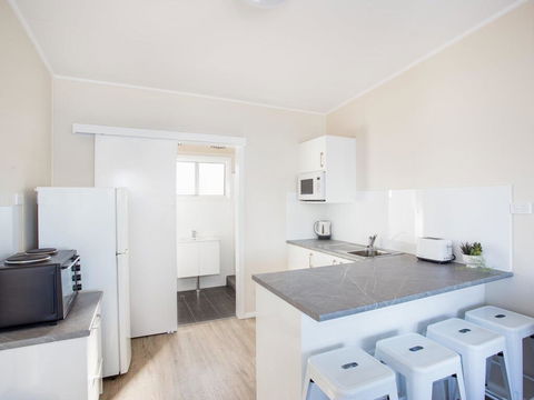 Lakeside Flats 2 Fresh New Look - Sunshine Coast Tourism 2
