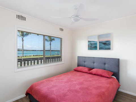 Lakeside Flats 6 - Holiday Sunshine Coast 1