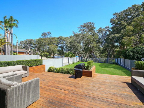 Lakeside Luxury - 13 Lake Street - Holiday Sunshine Coast 0