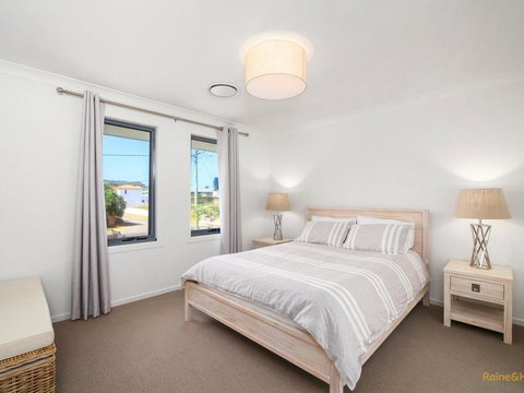 Lakeside Luxury - 13 Lake Street - Holiday Sunshine Coast 3
