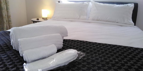 Lakeside Retreat & Business - Holiday Sunshine Coast 2