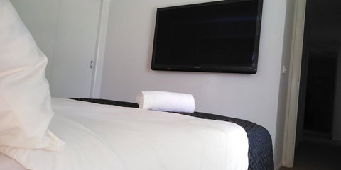 Lakeside Retreat & Business - Holiday Sunshine Coast 1