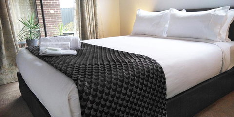 Lakeside Retreat & Business - Holiday Sunshine Coast 3