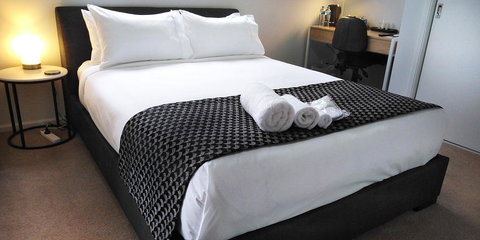 Lakeside Retreat & Business - Holiday Sunshine Coast 0