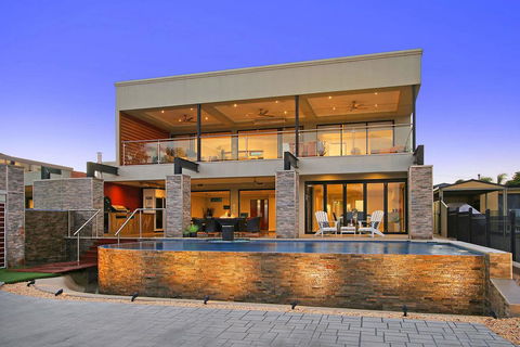 Lang Street Luxury Retreat - Mulwala - Holiday Sunshine Coast 1