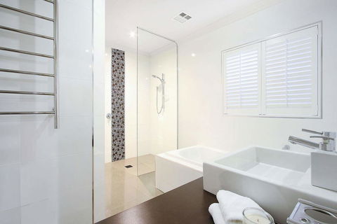 Lang Street Luxury Retreat - Mulwala - Holiday Sunshine Coast 2