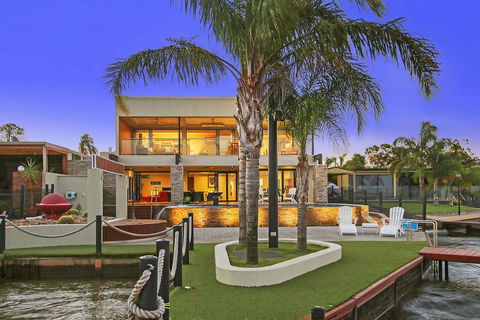 Lang Street Luxury Retreat - Mulwala - Holiday Sunshine Coast 0
