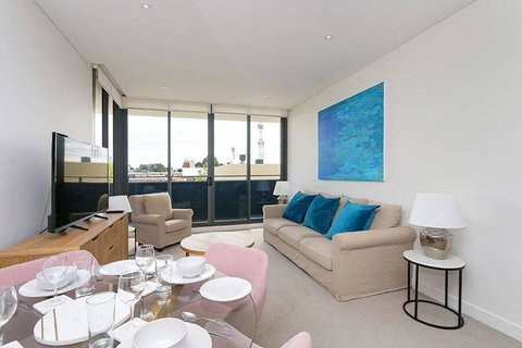 Large Modern 2 Bedroom Apartment Near Lake Claremont - Sunshine Coast Tourism 1