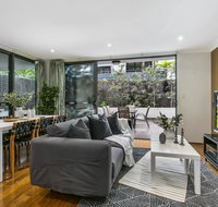 Large unit amid inner-city greenery close to CBD - Holiday Sunshine Coast