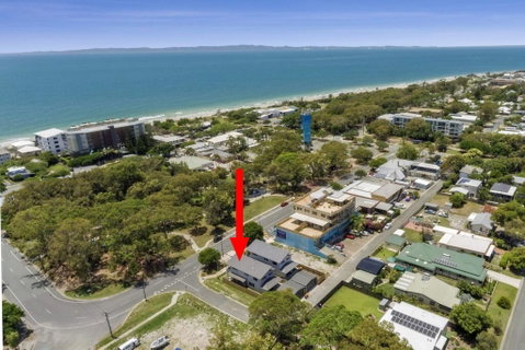 LAVISH BEACH HOUSE ON THE SURF SIDE! - Sunshine Coast Tourism 0