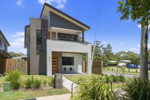 LAVISH BEACH HOUSE ON THE SURF SIDE! - Sunshine Coast Tourism 1