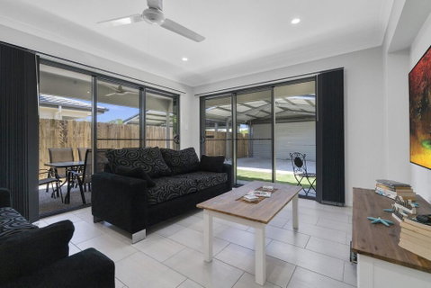 LAVISH BEACH HOUSE ON THE SURF SIDE! - Sunshine Coast Tourism 2