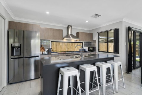 LAVISH BEACH HOUSE ON THE SURF SIDE! - Sunshine Coast Tourism 3
