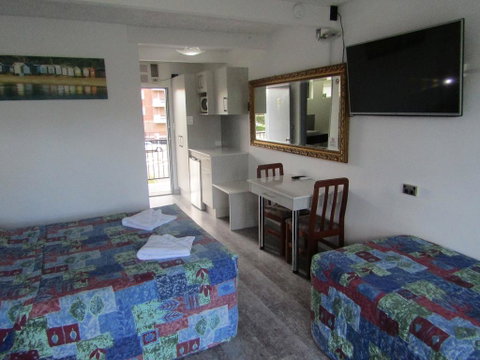 Le George Motel - Sunshine Coast Tourism 1