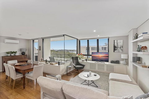 Light Filled Apartment With Sweeping Harbour Views - Holiday Sunshine Coast 0