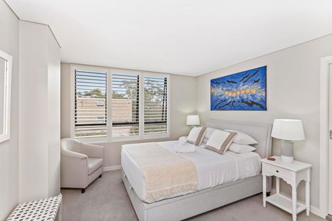 Light Filled Apartment With Sweeping Harbour Views - Holiday Sunshine Coast 1