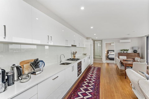 Light Filled Apartment With Sweeping Harbour Views - Holiday Sunshine Coast 2