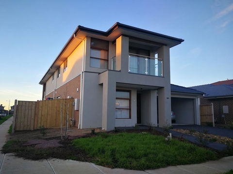 Lily Family - Sunshine Coast Tourism 0