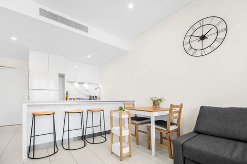 Luxe Apartment With Balcony And Pool Near Galleries - Holiday Sunshine Coast 1