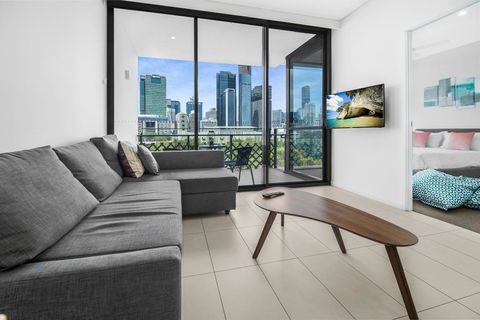 Luxe Apartment With Balcony And Pool Near Galleries - Holiday Sunshine Coast 0