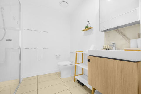 Luxe Apartment With Balcony And Pool Near Galleries - Holiday Sunshine Coast 3