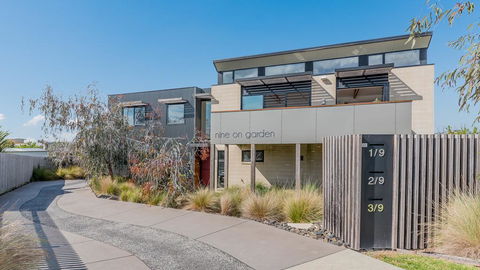 Luxe Townhouse - Linen/WiFi Included - Sunshine Coast Tourism 0