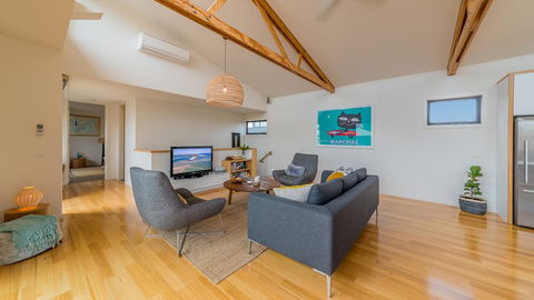 Luxe Townhouse - Linen/WiFi Included - Sunshine Coast Tourism 3