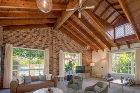 Luxurious Home On 5 Acres, Close To CBD - Sleeps 18 - Holiday Sunshine Coast 0
