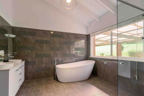 Luxurious Home On 5 Acres, Close To CBD - Sleeps 18 - Holiday Sunshine Coast 3