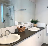 Luxury 4BR Home with KING Bed Lakes Entrance - Holiday Sunshine Coast