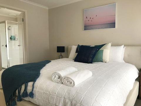 Luxury 4BR Home With KING Bed Lakes Entrance - Sunshine Coast Tourism 3
