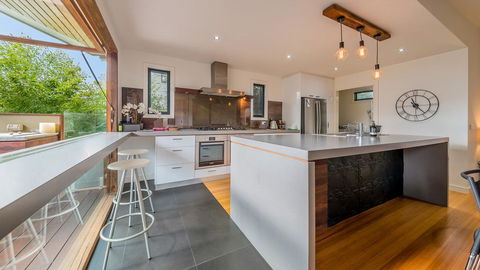 LUXURY BY THE SEA - CLOSE TO THE BEACH - Sunshine Coast Tourism 3
