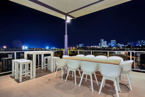 Luxury Darwin City Lights Jacuzzi Central Location Large House New Furnishings - Holiday Sunshine Coast 0