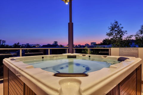 Luxury Darwin City Lights Jacuzzi Central Location Large House New Furnishings - Holiday Sunshine Coast 3