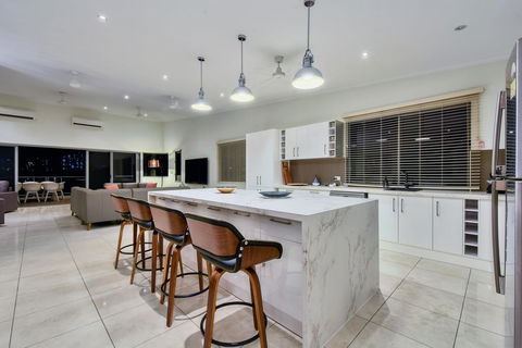Luxury Darwin City Lights Jacuzzi Central Location Large House New Furnishings - Holiday Sunshine Coast 2