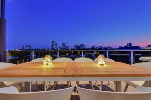 Luxury Darwin City Lights Jacuzzi Central Location Large House New Furnishings - Holiday Sunshine Coast 1