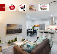 LUXURY HOUSE 10 MIN FROM BEACH WIFINETFLIX SLEEP 9 - Sunshine Coast Tourism
