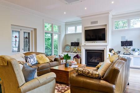 Luxury Inner-Melb 5 Brm Home, Close To Everything - Sunshine Coast Tourism 3
