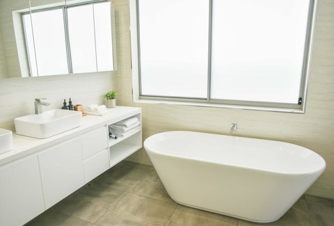 Luxury Kings Beach PenthouseLarge Outdoor Balcony, Ocean Views, 2 Mins To Beach - Holiday Sunshine Coast 1