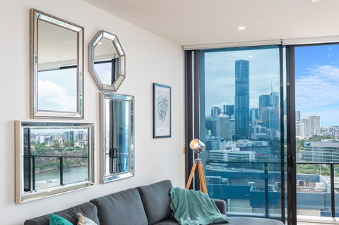 Luxury River City Views With Pool, Gym, Cafe, WiFi, Hospital - Sunshine Coast Tourism 3