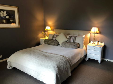 Luxury Room 15mins From Wagga's CBD - Holiday Sunshine Coast 0