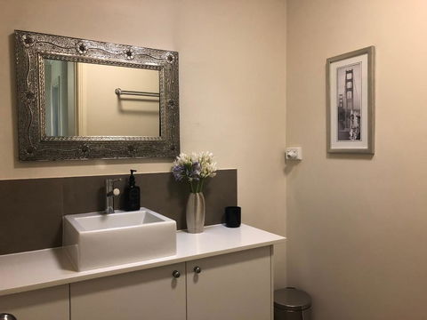 Luxury Room 15mins From Wagga's CBD - Holiday Sunshine Coast 1