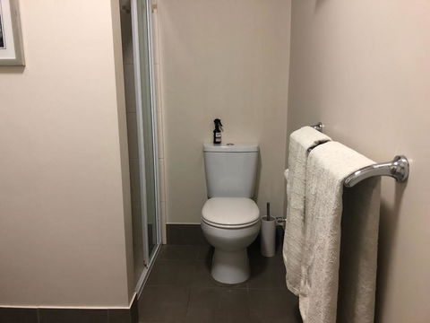 Luxury Room 15mins From Wagga's CBD - Holiday Sunshine Coast 3