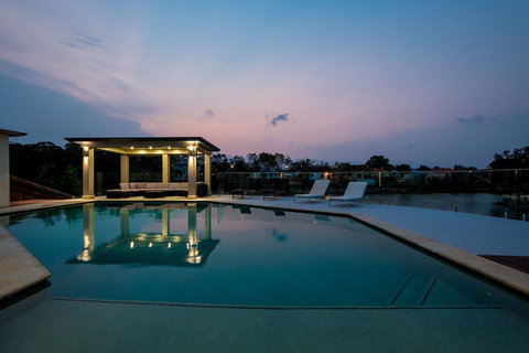 Luxury Waterfront Home - Sunshine Coast Tourism 1