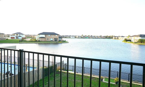 Luxury Waterfront Villa In Sanctuary Lakes - Sunshine Coast Tourism 2