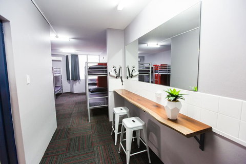 Mad Monkey Backpackers Waterfront - Holiday Sunshine Coast 2