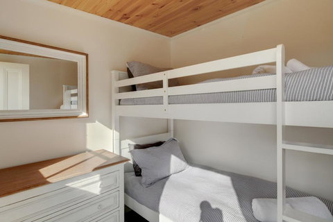 Magnetic Cottage Circa: 1850's - Holiday Sunshine Coast 2